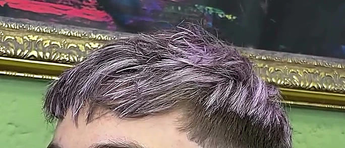 Detalle de un corte con color lila frente al cuadro del toro.