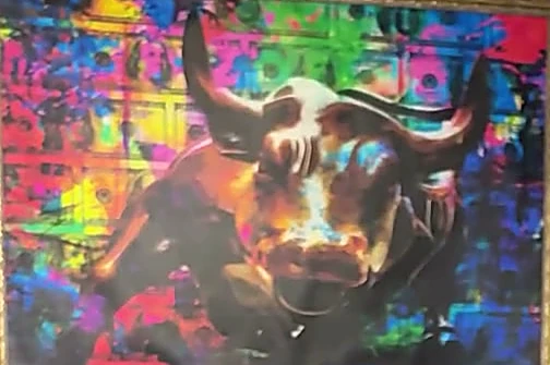 El cuadro pop de un toro de colores que cuelga en el muro verde de Braxton.