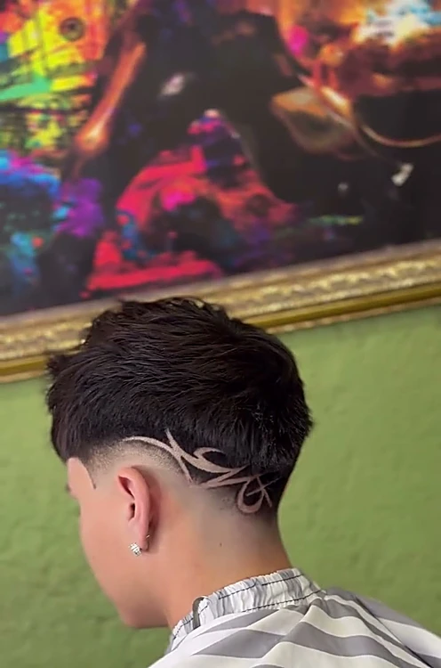 Taper con un trazo de diseño en el lateral, frente al cuadro pop del toro en su marco dorado.